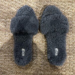 UGG grey bedroom flip flop slippers.